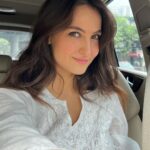 Elli AvrRam Instagram - Felt cute🐣 took few car selfies📱 #desi #vibes #india #love #jhumkas #elliavrram #yourstruly
