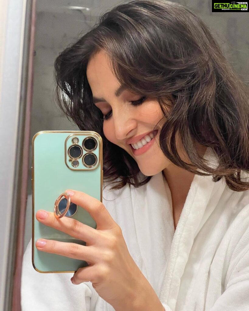 Elli AvrRam Instagram - Felt cute. Took few Bathroom Selfies. Thought I’ll share it. So hi📱🧿🦦 #ElliAvrRam #yourstruly #bathroomselfie