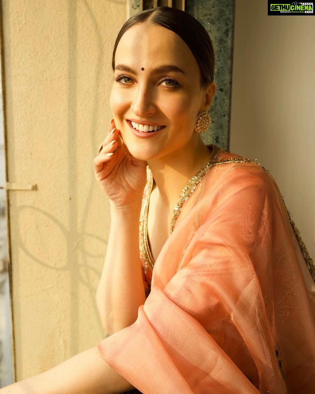 Elli AvrRam Instagram - Be timeless🤍 Saree - @raw_mango Earrings by - @avior.jewels rings by - @kharikajai Styled by- @juhi.ali Photographer - @nikhilshenoyphoto Makeup & Hair by - @jyotii.90 @thakuramit190 #ElliAvrRam #yourstruly