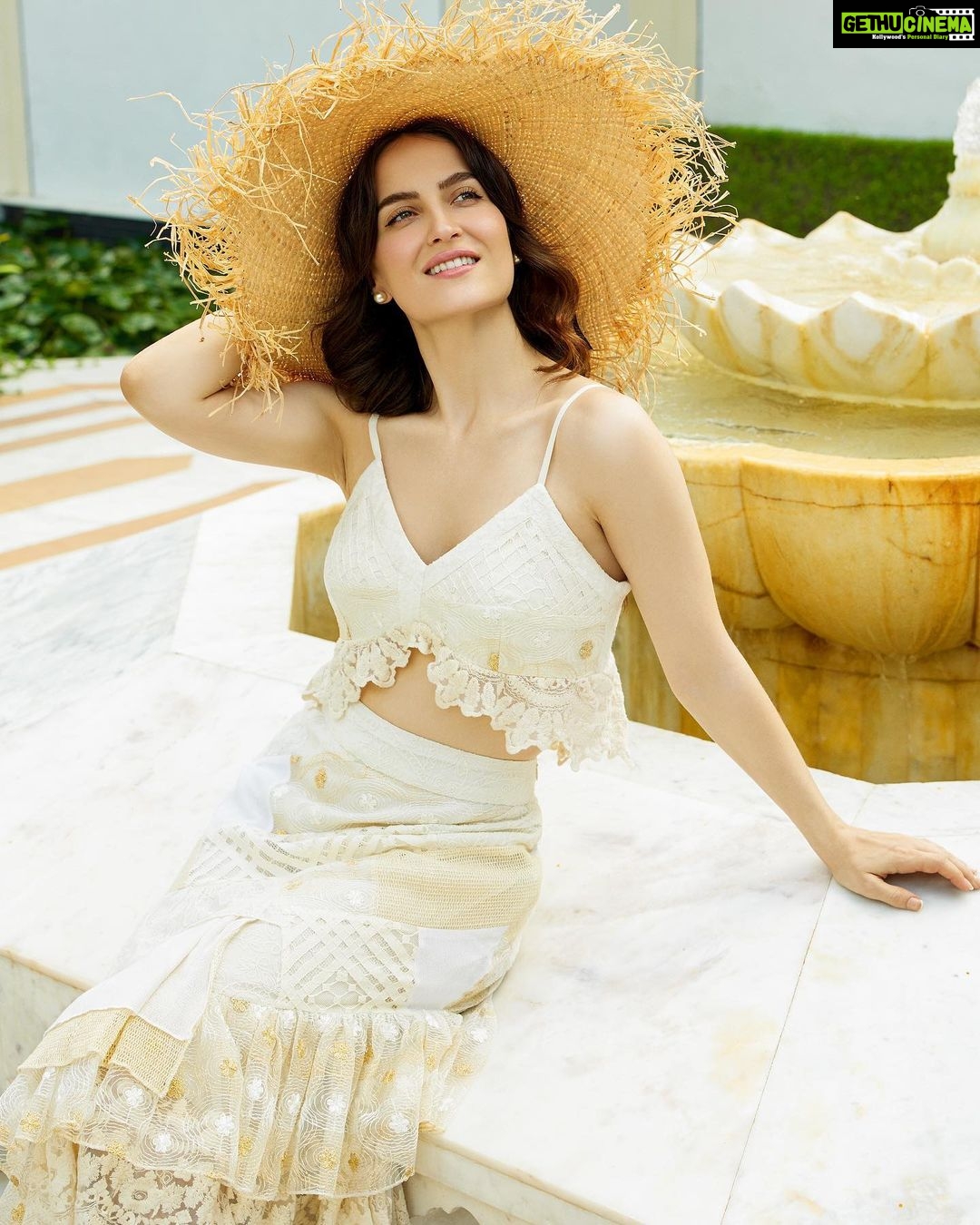 Elli AvrRam Instagram - Summertimes 👒 any weekend plans? Magazine: @culturedwedding Managing Editor: @yadav_manjeet Business Head: @divyanijain1925 Photographer: @nikhilshenoyphoto Outfit: @shopverb Hat: @myaraaindia Location: @theleelapalace_jaipur Co-ordinated by: @nadiiaamalik #travelwithelli #elliavrram #yourstruly #leelapalace #jaipur