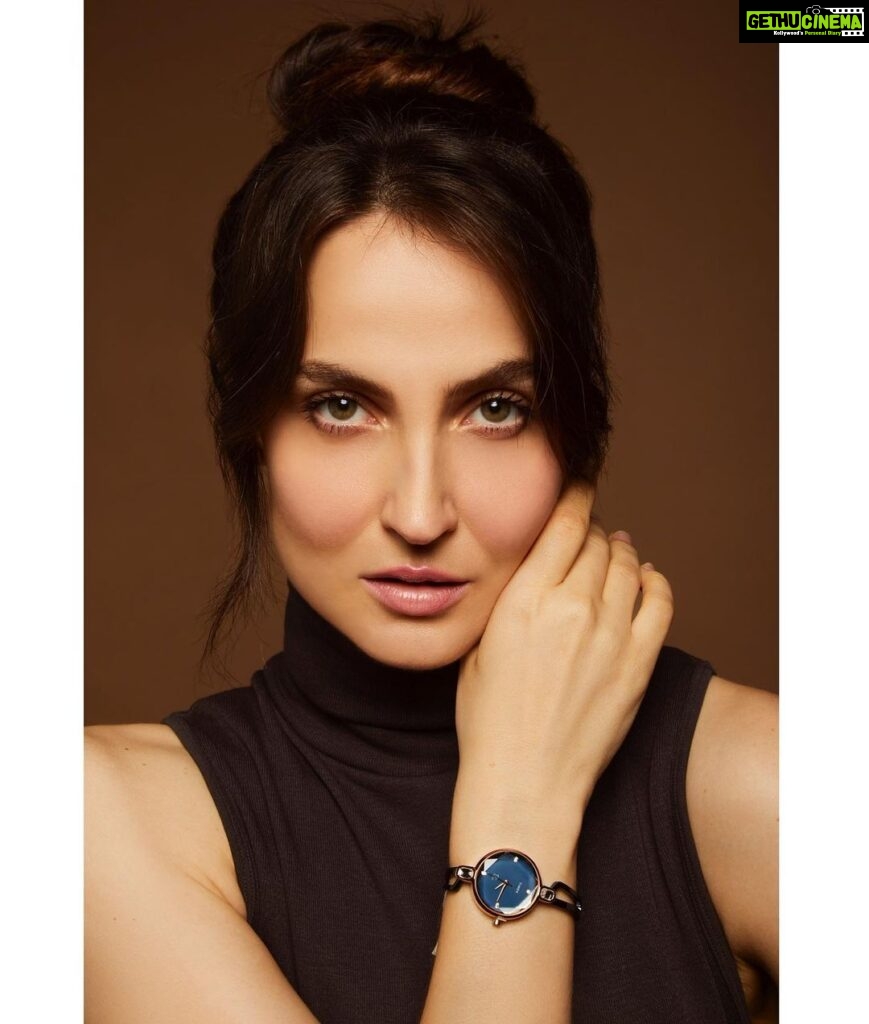 Elli AvrRam Instagram - - When in doubt, wear a sexy accessory! Adding the right amount of the umphh factor is my Timex watch! Sexy yet classy!✨ Explore the wide range of watches and enjoy the feeling of Timex! @timex.india #TimexIndia #Timex #TimexWatches #Heritage #legacy #elliavrram #yourstruly