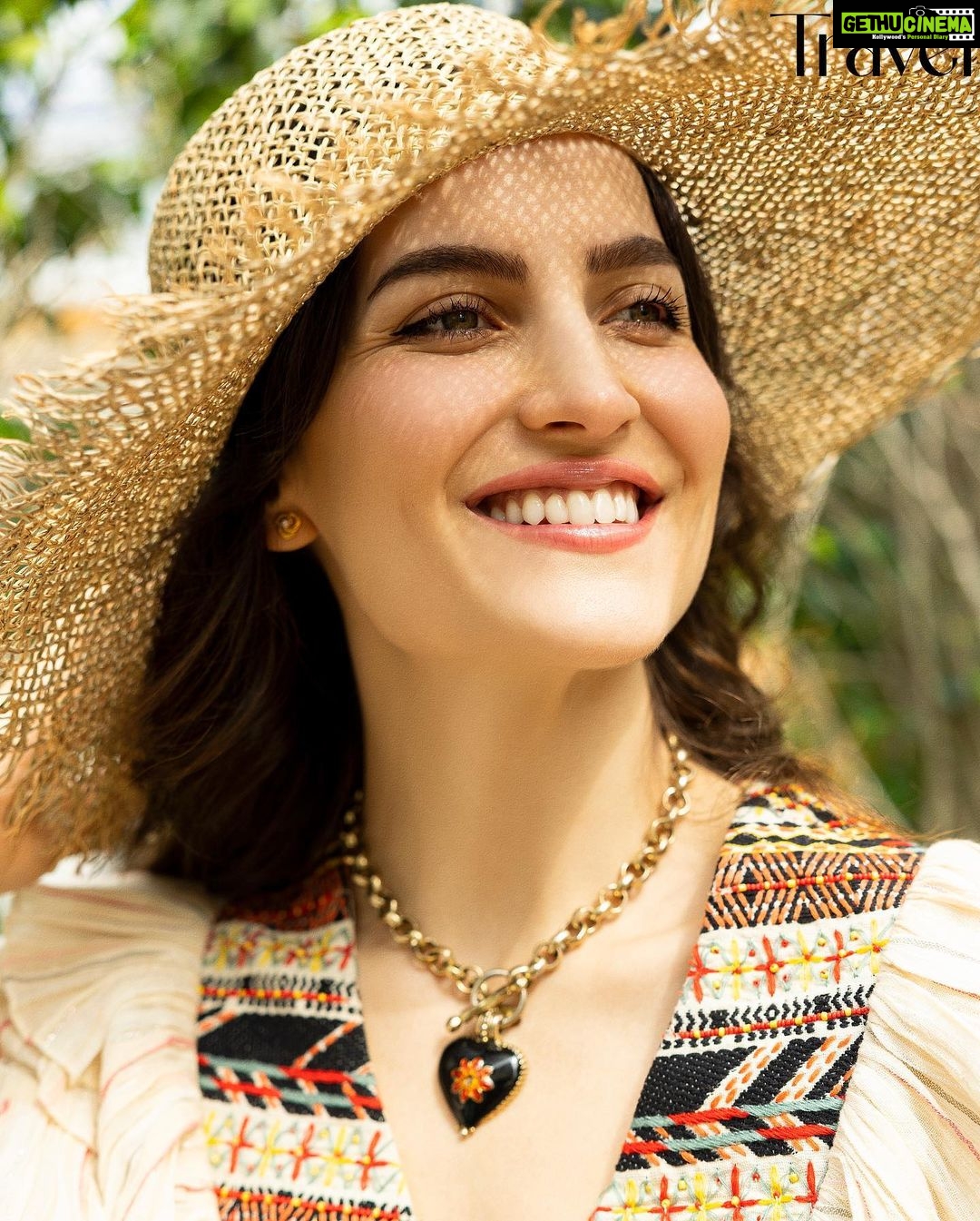Elli AvrRam Instagram - And believe me when I say, this necklace has a long history❤️✨ Magazine: @culturedwedding Managing Editor: @yadav_manjeet Business Head: @divyanijain1925 Photographer: @nikhilshenoyphoto Outfit: @shopverb Hat: @myaraaindia Shoes: @melissashoesindia @sallyruchi Location: @theleelapalace_jaipur Co-ordinated by: @nadiiaamalik #elliavrram #yourstruly