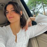 Elli AvrRam Instagram - Felt cute🐣 took few car selfies📱 #desi #vibes #india #love #jhumkas #elliavrram #yourstruly