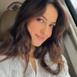 Elli AvrRam Instagram - Felt cute🐣 took few car selfies📱 #desi #vibes #india #love #jhumkas #elliavrram #yourstruly
