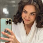 Elli AvrRam Instagram – Felt cute. Took few Bathroom Selfies. Thought I’ll share it. So hi📱🧿🦦

#ElliAvrRam #yourstruly #bathroomselfie