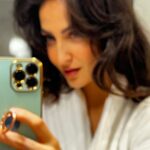 Elli AvrRam Instagram – Felt cute. Took few Bathroom Selfies. Thought I’ll share it. So hi📱🧿🦦

#ElliAvrRam #yourstruly #bathroomselfie