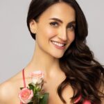 Elli AvrRam Instagram - Are you listening to it💖🧿 #ElliAvrRam #yourstruly #followyourheart Photo credit: @nikhilshenoyphoto