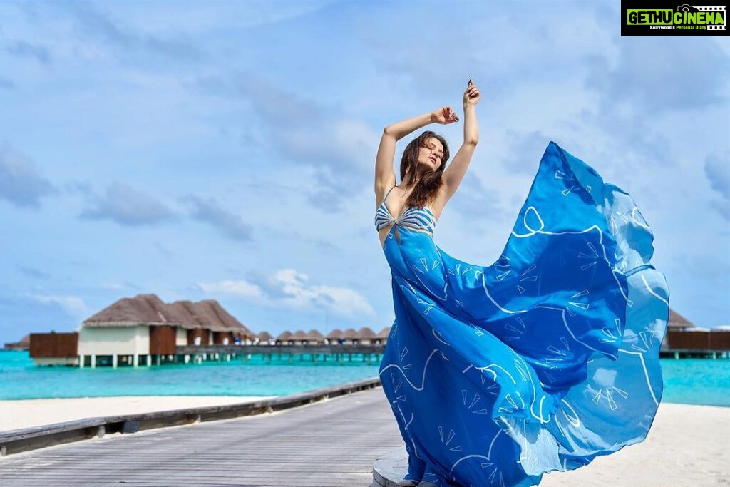 Elli AvrRam Instagram - Say Yes🦋 @wmaldives Wearing @babitamalkani Resort23 collection. @viralmantra Photographed by @nikhilshenoyphoto . #maldives #resort #wmaldives #ocean #beach #life #elliavrram #yourstruly W Maldives