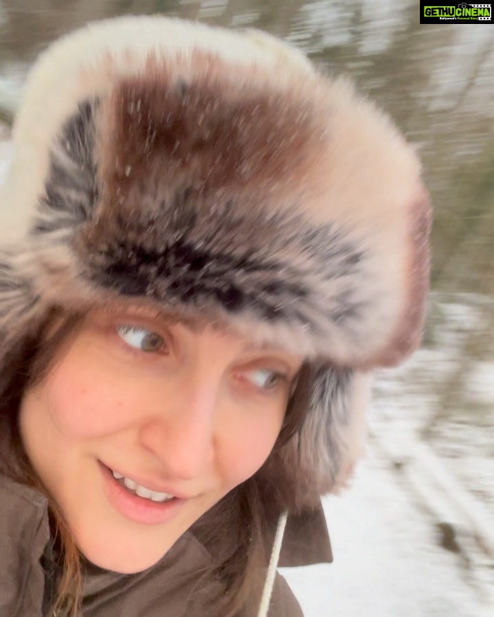 Elli AvrRam Instagram - Happy I got to see a bit of Snow this time back home in Sweden💙 And WOW look at this TREE!😲🧿🔱 Do you see what it is??? So cool… #forest #walk #snow #sweden #stockholm #hometown #familytime #elliavrram #yourstruly Stockholm, Sweden