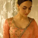 Elli AvrRam Instagram - Be timeless🤍 Saree - @raw_mango Earrings by - @avior.jewels rings by - @kharikajai Styled by- @juhi.ali Photographer - @nikhilshenoyphoto Makeup & Hair by - @jyotii.90 @thakuramit190 #ElliAvrRam #yourstruly