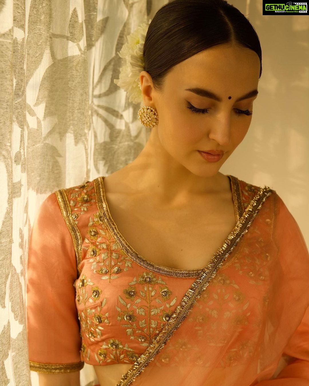 Elli AvrRam Instagram - Be timeless🤍 Saree - @raw_mango Earrings by - @avior.jewels rings by - @kharikajai Styled by- @juhi.ali Photographer - @nikhilshenoyphoto Makeup & Hair by - @jyotii.90 @thakuramit190 #ElliAvrRam #yourstruly