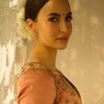 Elli AvrRam Instagram - Be timeless🤍 Saree - @raw_mango Earrings by - @avior.jewels rings by - @kharikajai Styled by- @juhi.ali Photographer - @nikhilshenoyphoto Makeup & Hair by - @jyotii.90 @thakuramit190 #ElliAvrRam #yourstruly