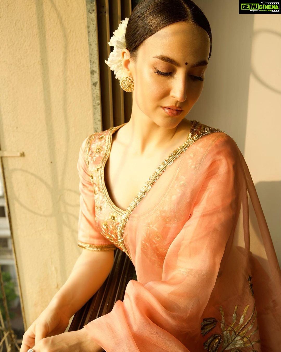 Elli AvrRam Instagram - Be timeless🤍 Saree - @raw_mango Earrings by - @avior.jewels rings by - @kharikajai Styled by- @juhi.ali Photographer - @nikhilshenoyphoto Makeup & Hair by - @jyotii.90 @thakuramit190 #ElliAvrRam #yourstruly