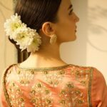 Elli AvrRam Instagram - Be timeless🤍 Saree - @raw_mango Earrings by - @avior.jewels rings by - @kharikajai Styled by- @juhi.ali Photographer - @nikhilshenoyphoto Makeup & Hair by - @jyotii.90 @thakuramit190 #ElliAvrRam #yourstruly