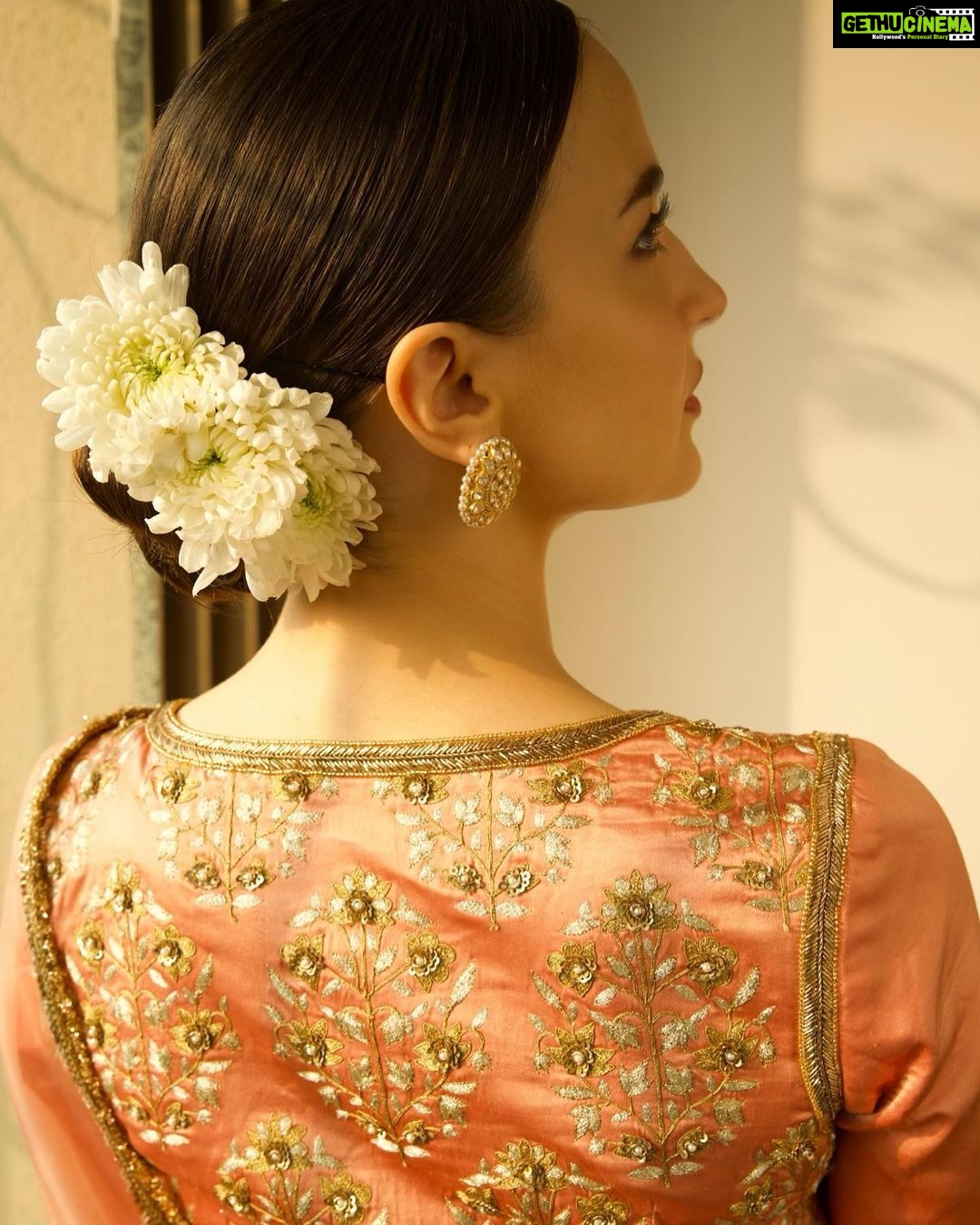 Elli AvrRam Instagram - Be timeless🤍 Saree - @raw_mango Earrings by - @avior.jewels rings by - @kharikajai Styled by- @juhi.ali Photographer - @nikhilshenoyphoto Makeup & Hair by - @jyotii.90 @thakuramit190 #ElliAvrRam #yourstruly