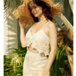 Elli AvrRam Instagram - Summertimes 👒 any weekend plans? Magazine: @culturedwedding Managing Editor: @yadav_manjeet Business Head: @divyanijain1925 Photographer: @nikhilshenoyphoto Outfit: @shopverb Hat: @myaraaindia Location: @theleelapalace_jaipur Co-ordinated by: @nadiiaamalik #travelwithelli #elliavrram #yourstruly #leelapalace #jaipur