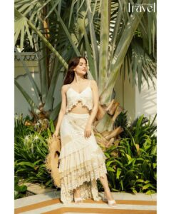 Elli AvrRam Instagram - Summertimes 👒 any weekend plans? Magazine: @culturedwedding Managing Editor: @yadav_manjeet Business Head: @divyanijain1925 Photographer: @nikhilshenoyphoto Outfit: @shopverb Hat: @myaraaindia Location: @theleelapalace_jaipur Co-ordinated by: @nadiiaamalik #travelwithelli #elliavrram #yourstruly #leelapalace #jaipur