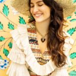 Elli AvrRam Instagram - And believe me when I say, this necklace has a long history❤️✨ Magazine: @culturedwedding Managing Editor: @yadav_manjeet Business Head: @divyanijain1925 Photographer: @nikhilshenoyphoto Outfit: @shopverb Hat: @myaraaindia Shoes: @melissashoesindia @sallyruchi Location: @theleelapalace_jaipur Co-ordinated by: @nadiiaamalik #elliavrram #yourstruly