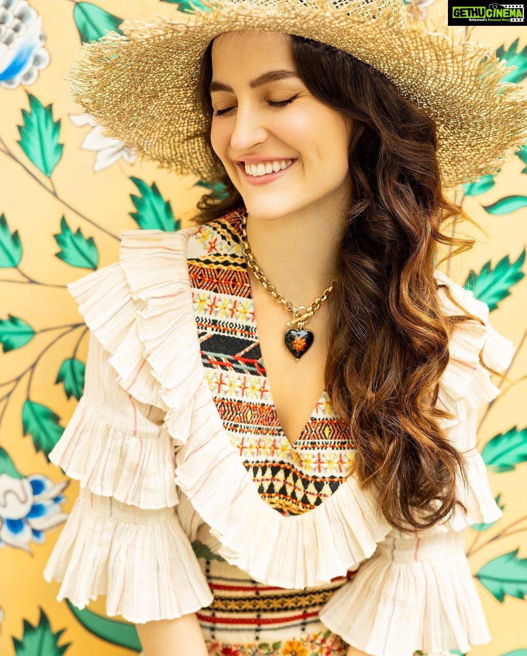 Elli AvrRam Instagram - And believe me when I say, this necklace has a long history❤️✨ Magazine: @culturedwedding Managing Editor: @yadav_manjeet Business Head: @divyanijain1925 Photographer: @nikhilshenoyphoto Outfit: @shopverb Hat: @myaraaindia Shoes: @melissashoesindia @sallyruchi Location: @theleelapalace_jaipur Co-ordinated by: @nadiiaamalik #elliavrram #yourstruly