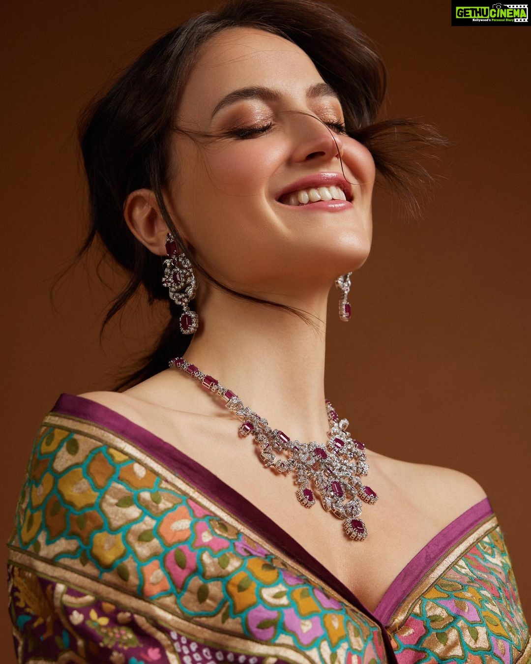 Elli AvrRam Instagram - Let’s fly together into the ‘Dream World’🦩✨ What say? Presenting @fablookmagazine new year’s special edition. Wearing this saree from @bandhanitraditionbyahasan and jewels from @jewelartic Editor & Founder @milliarora7777 @ankkit.chadha2222 Styled by @milliarora7777 @mitushigupta Mua @omkarvardam Hair @Swapnil_makeupnhair Belt @deebaco_official Shot by @nikhilshenoyphoto Coordinated by @nadiiaamalik