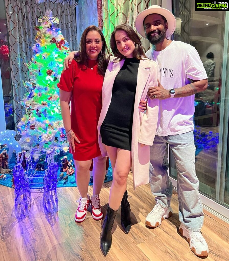 Elli AvrRam Instagram - Thank you @lizelleremodsouza and @remodsouza sir for a great Christmas celebration❤️❤️❤️ And @prachityagi we did see each other before the year end😜 #christmas #2022 #gratitude