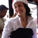 Elli AvrRam Instagram - Remember to be grateful🙏❤️🤗 Hug your loved ones, send a message, give a phone call, thank your God. There’s so much to feel blessed about, and to share with others in this World. Wishing you all a Merry Christmas everyone✨ #merrychristmas #gratitude #thankyou #give #share #care #enjoy #beblessed #elliavrram #yourstruly