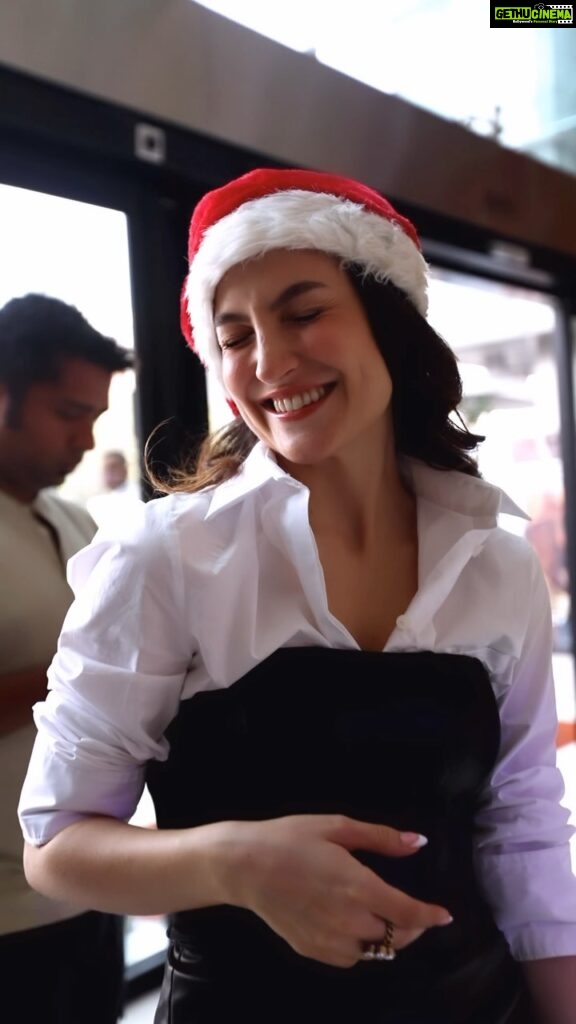 Elli AvrRam Instagram - Remember to be grateful🙏❤️🤗 Hug your loved ones, send a message, give a phone call, thank your God. There’s so much to feel blessed about, and to share with others in this World. Wishing you all a Merry Christmas everyone✨ #merrychristmas #gratitude #thankyou #give #share #care #enjoy #beblessed #elliavrram #yourstruly