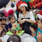Elli AvrRam Instagram - Is there any better feeling in life, than when we see a bright Smile on a child’s face?…❤️🙏 Had so much fun being a Santa this year and playing with these adorable children from Mother foundation at the @playnlearn_ind . Thank you @maximus_collabs_ for putting this together❤️🤗 #memoriesforlife #love #children #spreadlove #share #joy #christmastime #merrychristmas #elliavrram #yourstruly #india