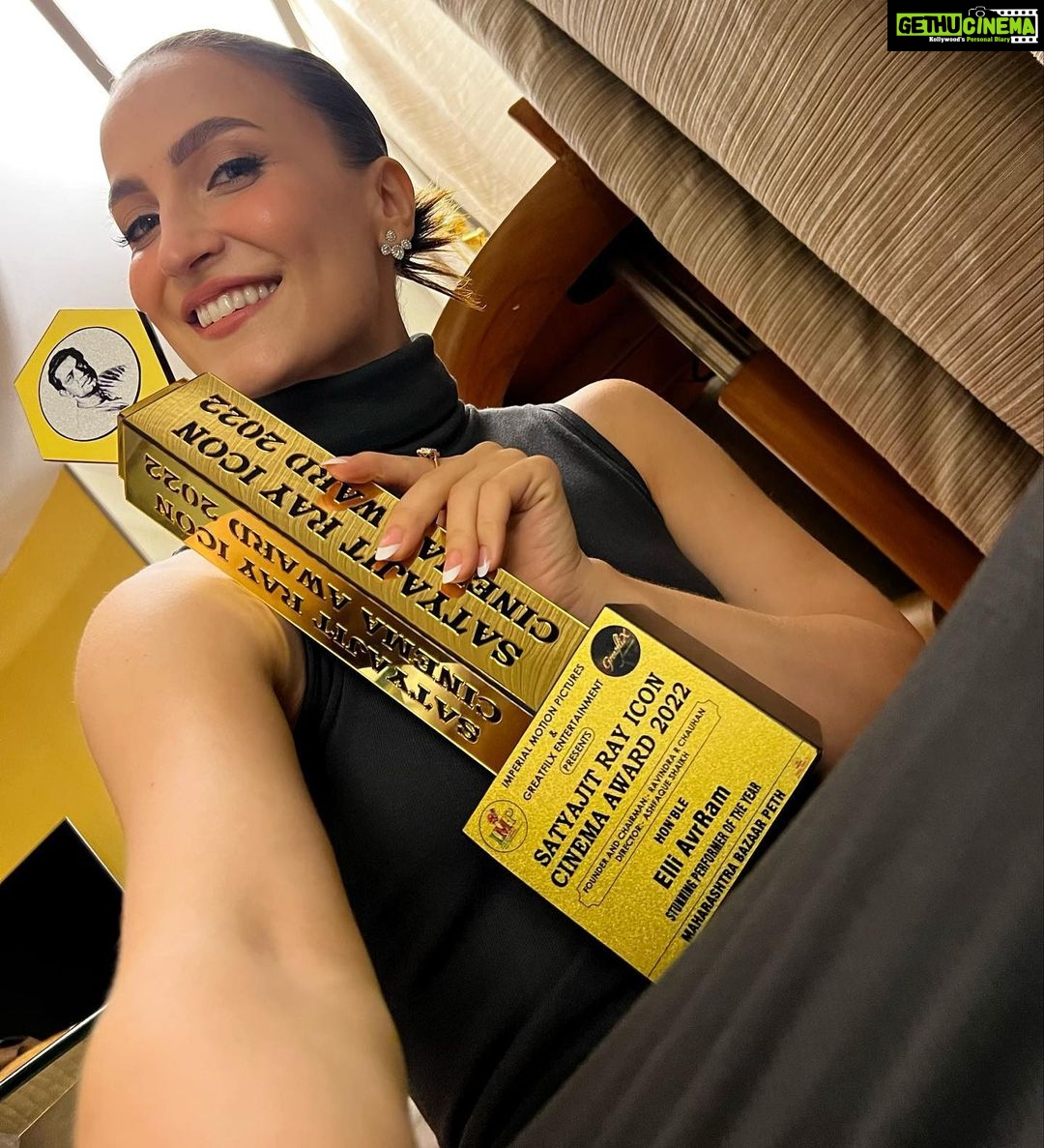 Elli AvrRam Instagram - Thank you for honoring me the Satyajit Ray Icon Cinema award as - Stunning Performer of the Year - For my role as Madhuri in Naane Varuvean❤️🙏 Once again love and gratitude to my director @selvaraghavan sir, costar @dhanushkraja cinematographer @omdop producer @thevcreation and the entire film team of Naane Varuvean, and to the audience who’ve shown so much love for this role of mine❤️🙏💐 #grateful #thankyou #naanevaruven #madhuri #elliavrram #yourstruly