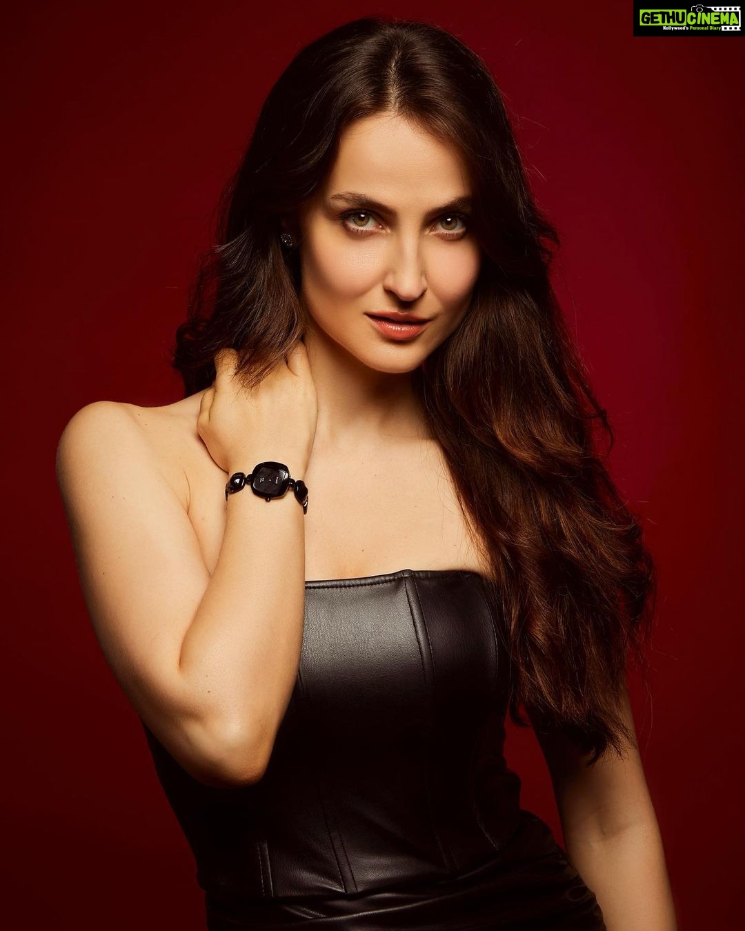 Elli AvrRam Instagram - - Minimalistic yet stylish is what defines my New Timex!🐯 I personally feel this watch is so effortless🖤 Check out their super stylish range today and enjoy the feeling of Timex! @timex.india #TimexIndia #Timex #TimexWatches #Heritage #legacy #elliavrram #yourstruly