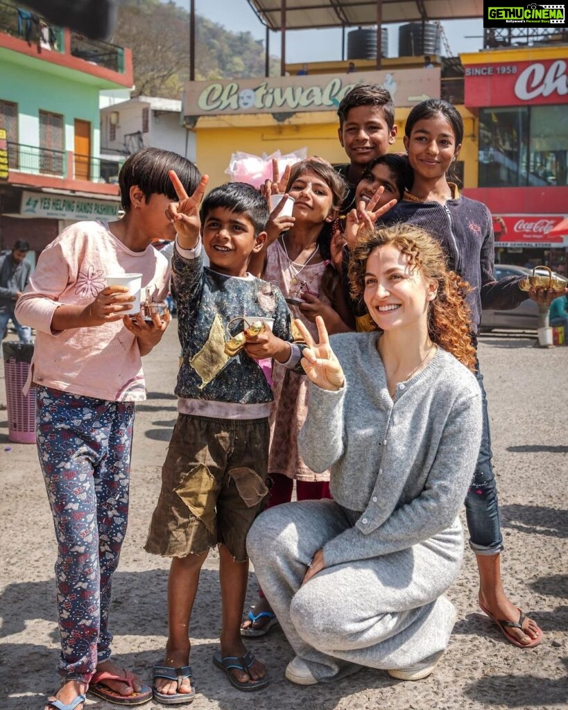 Elli AvrRam Instagram - These children from Rishikesh have a special place in my heart❤️ Little Sanju had remembered everyone’s dialogue, and action, that he charmed us all! So talented and adorable❤️ I miss them the most! Catch Goodbye on @netflix_in . #goodbye #daisybhalla #bollywood #rishikesh #children #india #love #elliavrram #yourstruly