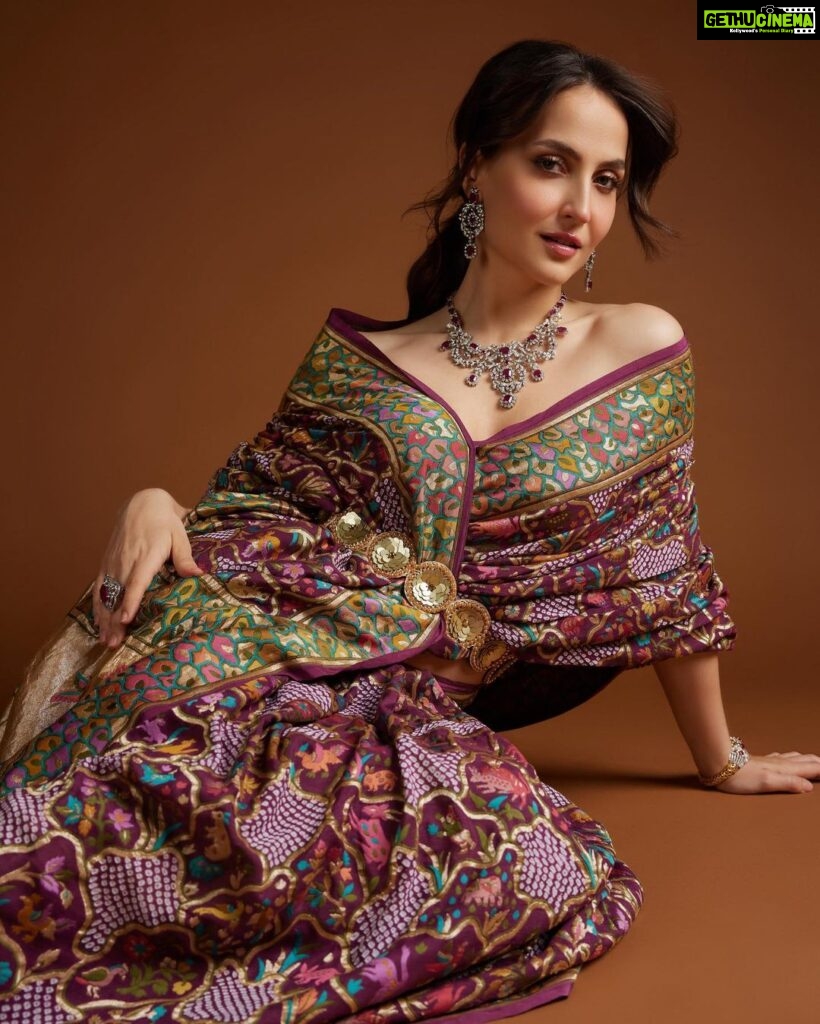 Elli AvrRam Instagram - Let’s fly together into the ‘Dream World’🦩✨ What say? Presenting @fablookmagazine new year’s special edition. Wearing this saree from @bandhanitraditionbyahasan and jewels from @jewelartic Editor & Founder @milliarora7777 @ankkit.chadha2222 Styled by @milliarora7777 @mitushigupta Mua @omkarvardam Hair @Swapnil_makeupnhair Belt @deebaco_official Shot by @nikhilshenoyphoto Coordinated by @nadiiaamalik