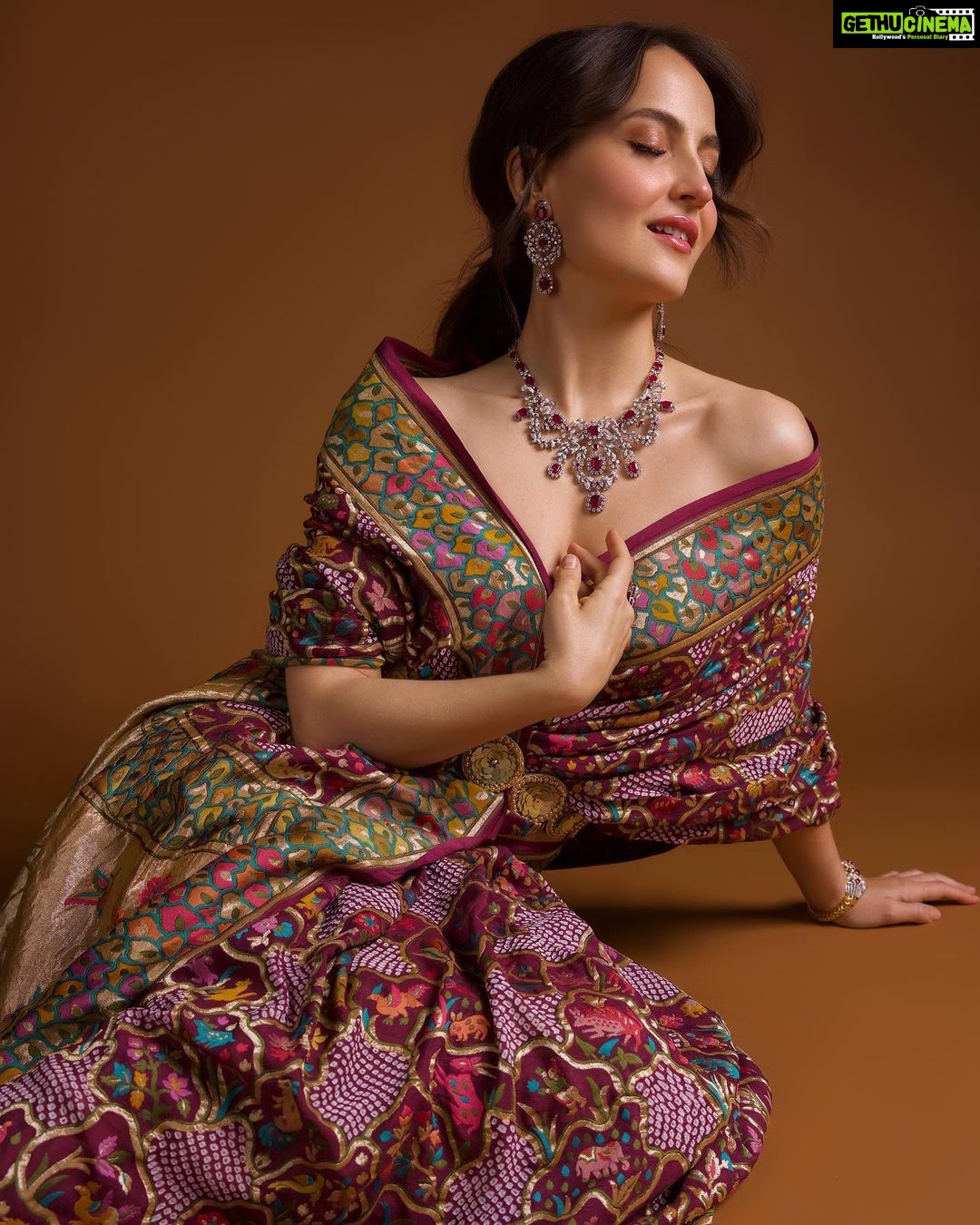 Elli AvrRam Instagram - Let’s fly together into the ‘Dream World’🦩✨ What say? Presenting @fablookmagazine new year’s special edition. Wearing this saree from @bandhanitraditionbyahasan and jewels from @jewelartic Editor & Founder @milliarora7777 @ankkit.chadha2222 Styled by @milliarora7777 @mitushigupta Mua @omkarvardam Hair @Swapnil_makeupnhair Belt @deebaco_official Shot by @nikhilshenoyphoto Coordinated by @nadiiaamalik