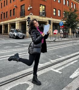 Elli AvrRam Instagram - Reading script on the street be like😜

#uk #diaries #filmshoot #elliavrram #yourstruly