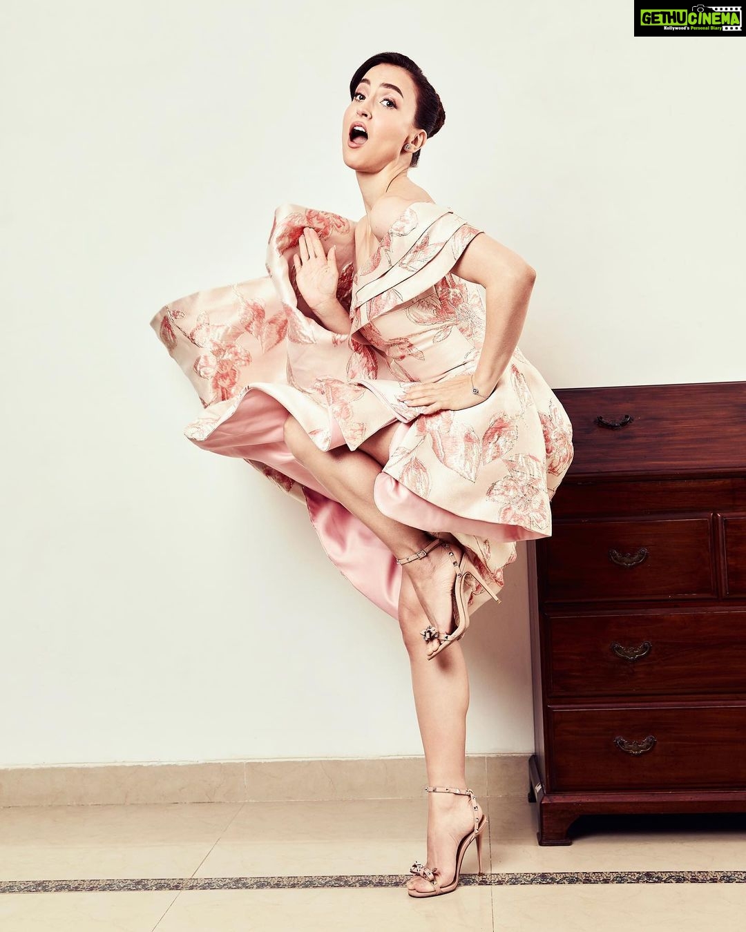 Elli AvrRam Instagram - She was a quirky calm restless thinker, who only wanted to Dance the night🎀🎶 ~ E.A #filmfareottawards2022 @mayur_butwani @ankitamanwanimakeupandhair @tarasillery @aavvafashion #elliavrram #yourstruly