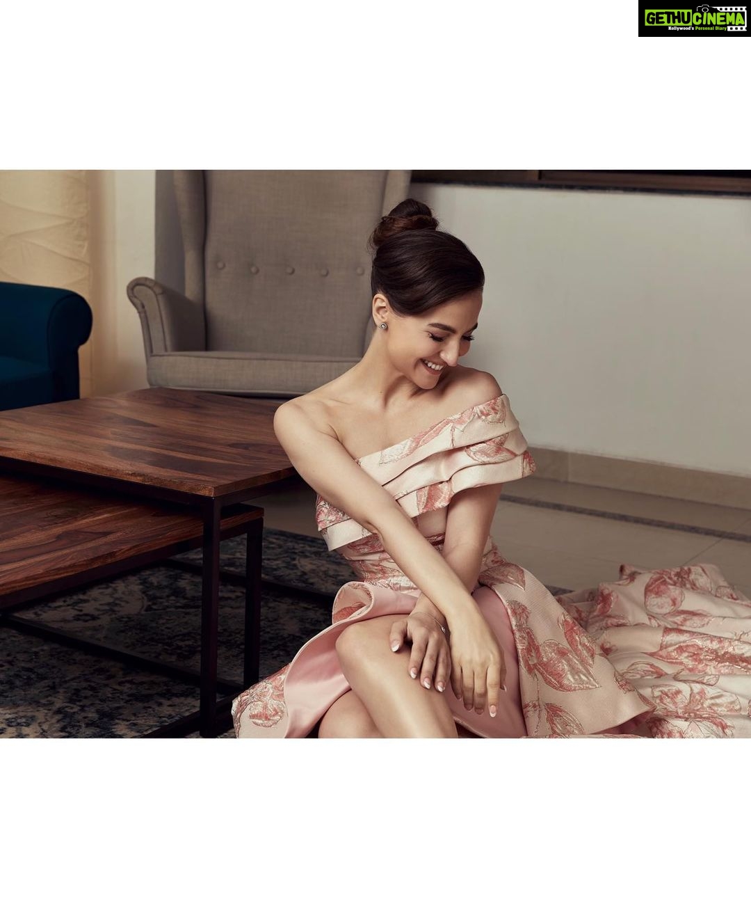 Elli AvrRam Instagram - She was a quirky calm restless thinker, who only wanted to Dance the night🎀🎶 ~ E.A #filmfareottawards2022 @mayur_butwani @ankitamanwanimakeupandhair @tarasillery @aavvafashion #elliavrram #yourstruly