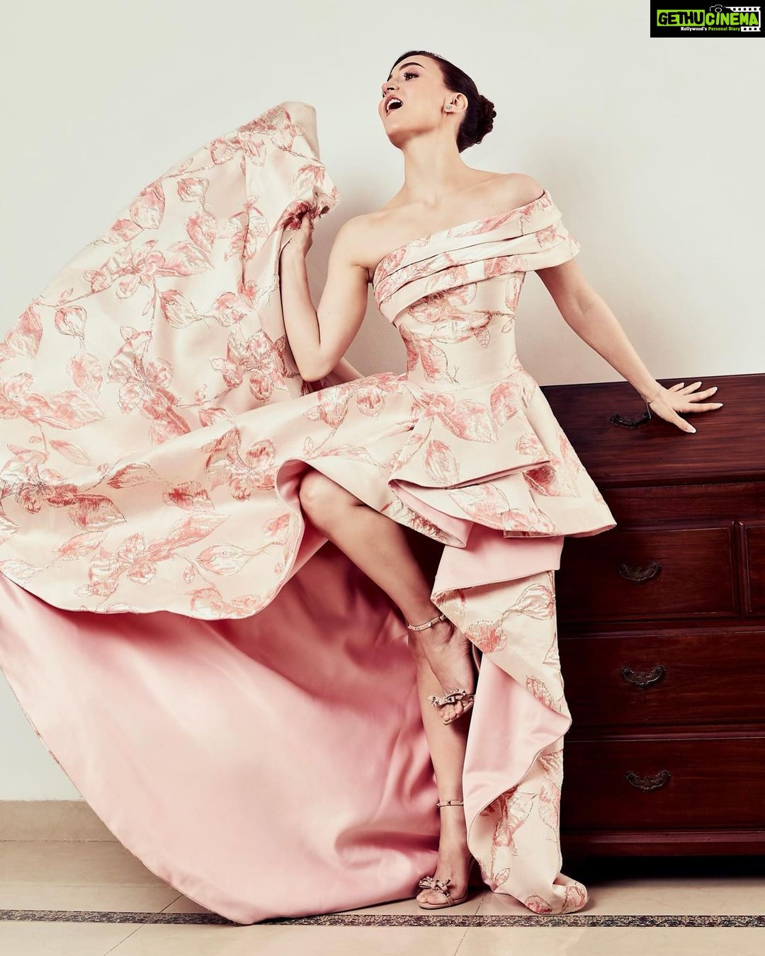 Elli AvrRam Instagram - She was a quirky calm restless thinker, who only wanted to Dance the night🎀🎶 ~ E.A #filmfareottawards2022 @mayur_butwani @ankitamanwanimakeupandhair @tarasillery @aavvafashion #elliavrram #yourstruly