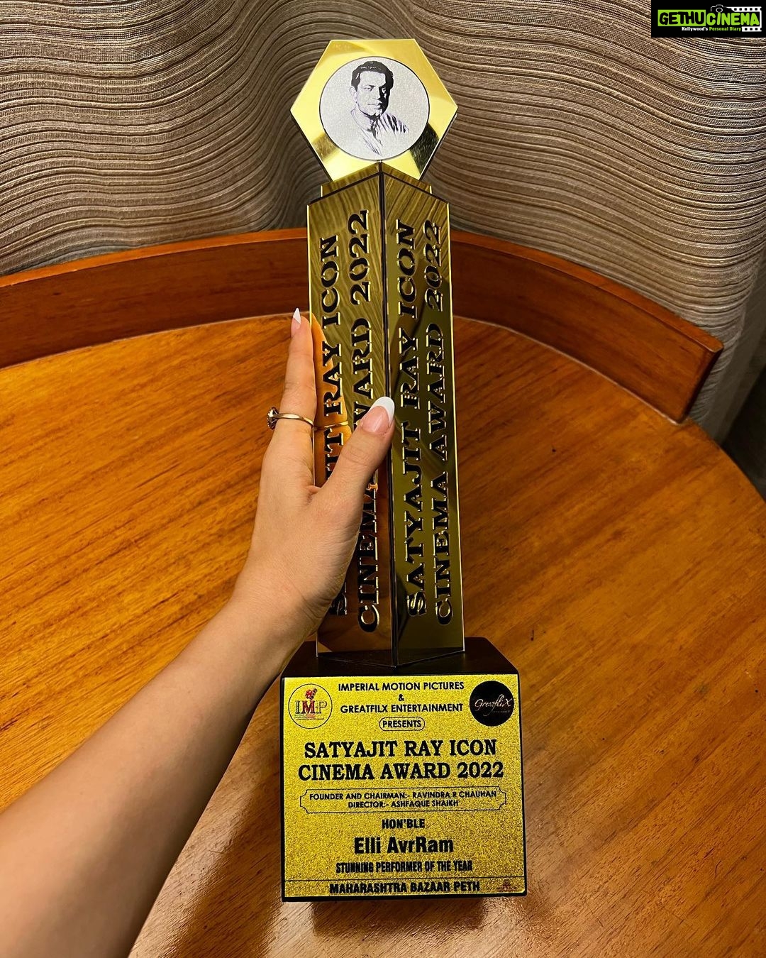 Elli AvrRam Instagram - Thank you for honoring me the Satyajit Ray Icon Cinema award as - Stunning Performer of the Year - For my role as Madhuri in Naane Varuvean❤️🙏 Once again love and gratitude to my director @selvaraghavan sir, costar @dhanushkraja cinematographer @omdop producer @thevcreation and the entire film team of Naane Varuvean, and to the audience who’ve shown so much love for this role of mine❤️🙏💐 #grateful #thankyou #naanevaruven #madhuri #elliavrram #yourstruly
