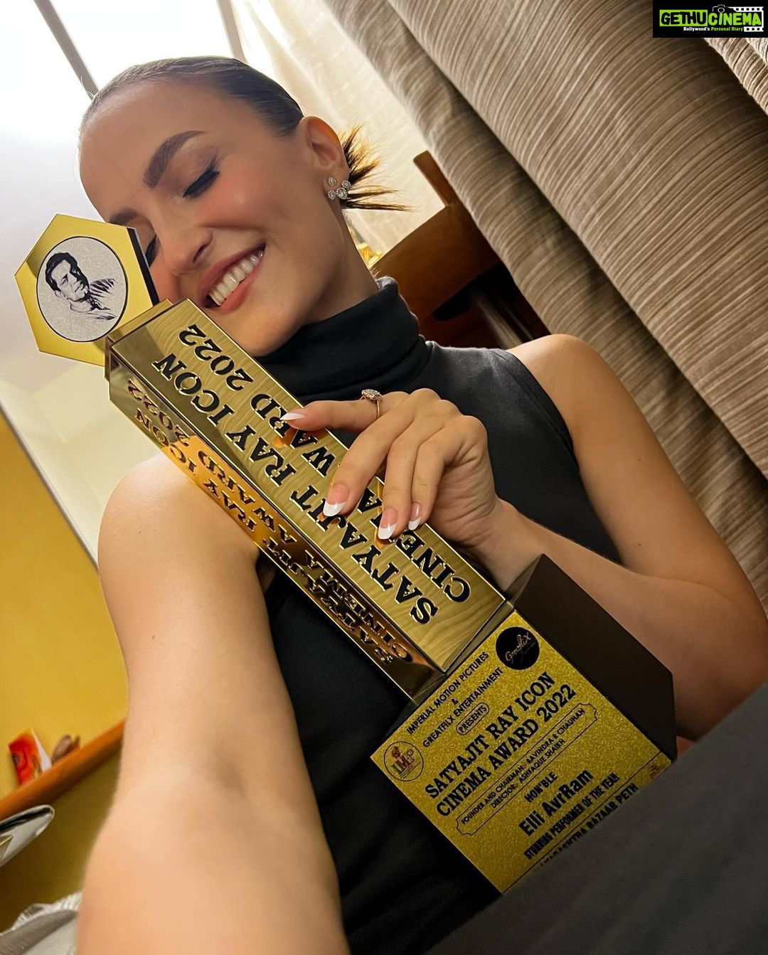 Elli AvrRam Instagram - Thank you for honoring me the Satyajit Ray Icon Cinema award as - Stunning Performer of the Year - For my role as Madhuri in Naane Varuvean❤️🙏 Once again love and gratitude to my director @selvaraghavan sir, costar @dhanushkraja cinematographer @omdop producer @thevcreation and the entire film team of Naane Varuvean, and to the audience who’ve shown so much love for this role of mine❤️🙏💐 #grateful #thankyou #naanevaruven #madhuri #elliavrram #yourstruly