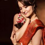 Elli AvrRam Instagram - Aankh se door na ho dil se utar jaega… Waqt ka kya hai gujarta hai gujar jaega🍂 - Unknown #repost Cover story of the gorgeous : @elliavrram Shot by @amitkhannaphotography Magazine: She India (Eng) | @she_india Founder : @its.manikandan Produced by: @maximus_collabs_ Photographer: @amitkhannaphotography Stylist: @stylingbyvictor @sohail__mughal___ Outfit: @narayaniweavesbyramya Jewellery: @rubans.in @studio6jewels @rubans.in HMU: @zoya.makeupandhair Location: @maximusstudiomumbai Co-ordinated by: @nadiiaamalik #elliavrram #amitkhannaphotography #editorial #cover #Indian