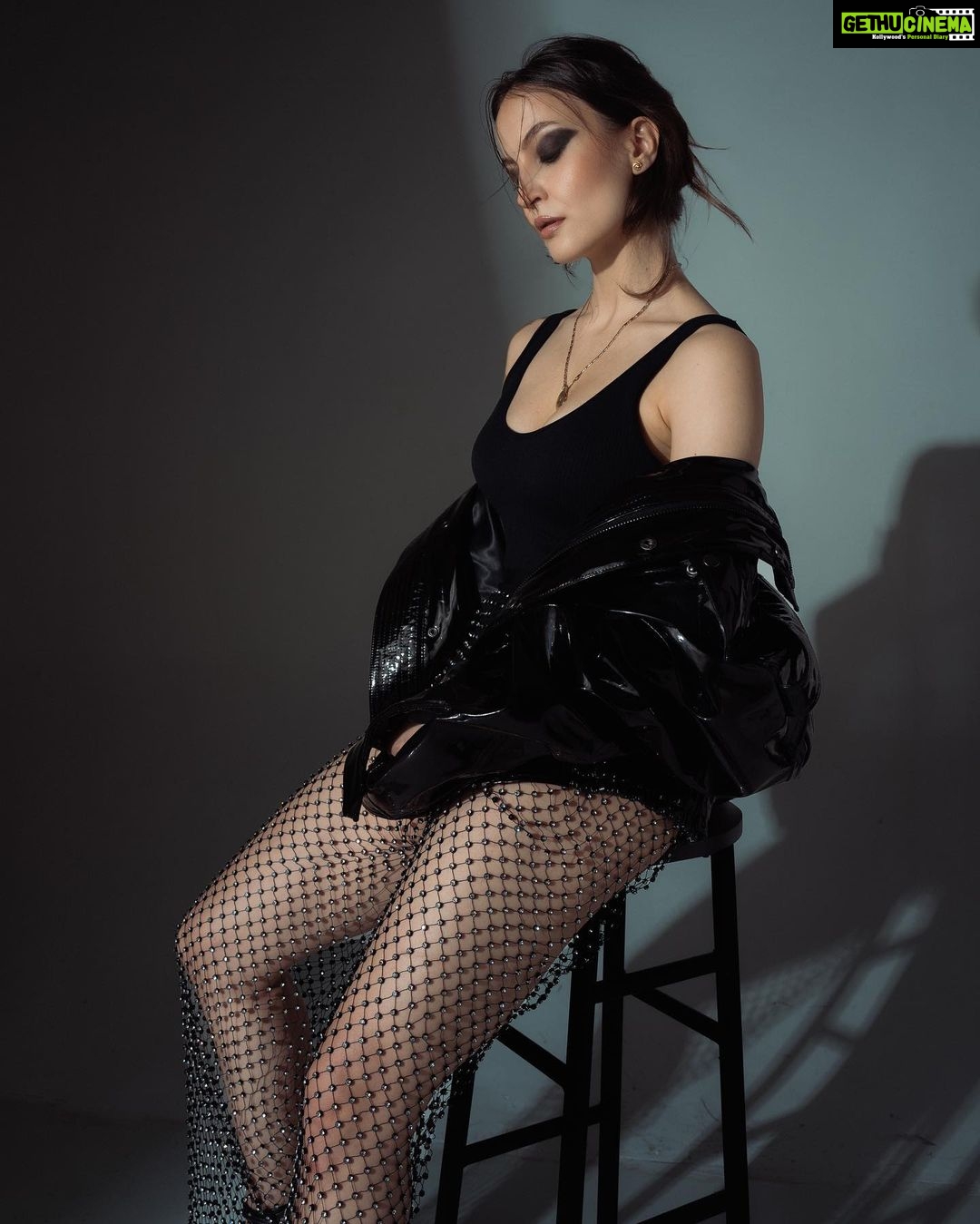 Elli AvrRam Instagram - Be fearless🔥 @themanmagazineindia Looking back at her first project, our December cover star, @elliavrram recalls "I was such a Swedish girl back then, I came to the shoot half- an-hour in advance. I was waiting outside the studio, it was raining, and my hair was dripping wet by the time the photographer, Jitu Savlani, arrived. He was kind enough to start the shoot with my looks and he got so impressed with the way I was posing, that he did more looks with me than with any of the other models." . Words: @sonalissociety Photography: @Danny.l.murray Creative direction: @prabhuppal Hair and Makeup: @stylemepris Wardrobe: @thesource_buyorborrow Co-ordinated by: @nadiiaamalik . #elliavrram #elliavrrambollywood #bollywood #hellodecember #decembercover #theman #themandecember