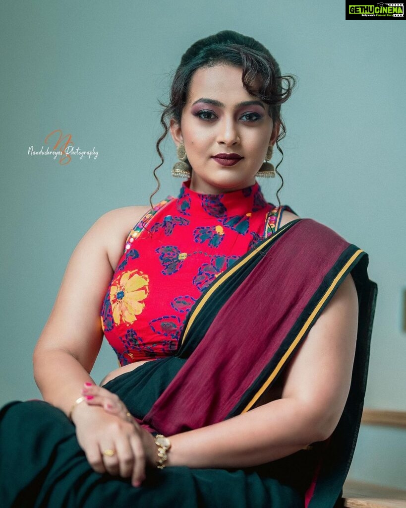 Ester Noronha Instagram - Be it winters or summers, a saree is for all seasons! Actor @esternoronhaofficial MUA @oushk_makeovers PC @nandushreyas_photography #pgotography #picoftheday #photographer #nikon #nikonphotography #picture_poet_photography #pic #picoftheday #picture #moodygrams #moodyports #dailypic #casualstyle #boyfriendshirt #shirtphotoshoot #bengaluru #acotar #kannadaactress #sandawood @nammaindiamodels @namma_sandalwood_taareyaru @sandalwood_queens_ @sandalwoodactressmemes @sandalwoodactorss @esternoronhafansclub @esterornorhonaofficial_2 @kannadanatiyaru #instagay #insta #instafashion HSR Layout
