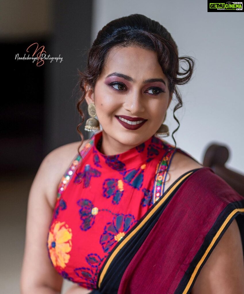 Ester Noronha Instagram - Be it winters or summers, a saree is for all seasons! Actor @esternoronhaofficial MUA @oushk_makeovers PC @nandushreyas_photography #pgotography #picoftheday #photographer #nikon #nikonphotography #picture_poet_photography #pic #picoftheday #picture #moodygrams #moodyports #dailypic #casualstyle #boyfriendshirt #shirtphotoshoot #bengaluru #acotar #kannadaactress #sandawood @nammaindiamodels @namma_sandalwood_taareyaru @sandalwood_queens_ @sandalwoodactressmemes @sandalwoodactorss @esternoronhafansclub @esterornorhonaofficial_2 @kannadanatiyaru #instagay #insta #instafashion HSR Layout
