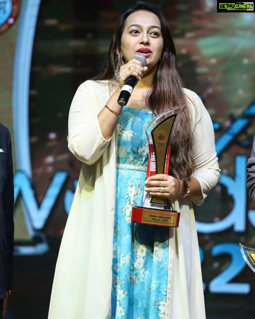 Ester Noronha Instagram - Nothing can stop what GOD has in store for you... All you got to do is BELIEVE...🙏🏻❤ Thank you @pats_media_ for the recognition, appreciation and honour. God bless. Much love and regards. #padmamohanatvawards #award #bestperformance #recce #webseries #zee5 #recognition #appreciation #honour #grateful #thankyouJesus #thankyouGod #thankyou #Godbless #muchlove #regards Shilpa Kala Vekida, Hyderabad