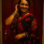Ester Noronha Instagram - When I get old, I will not be old, I will be VINTAGE! 🥀 My dream team : MUA : @oushk_makeovers Hairstylist : @drape.n.hairbysony Photographer : @suneilgn #retro #retrostyle #oldisgold #blackandred #roses #redroses #saree #makeup #hair #hairstyle #photography #hairandmakeup #bindi #bangles #indian #southindian #fashion #vintage #neverold #smile #laughter #gratitude #lovelaughlive #livethelifeyoulove #forevergrateful #Godbless #muchlove Bangalore, Karnataka