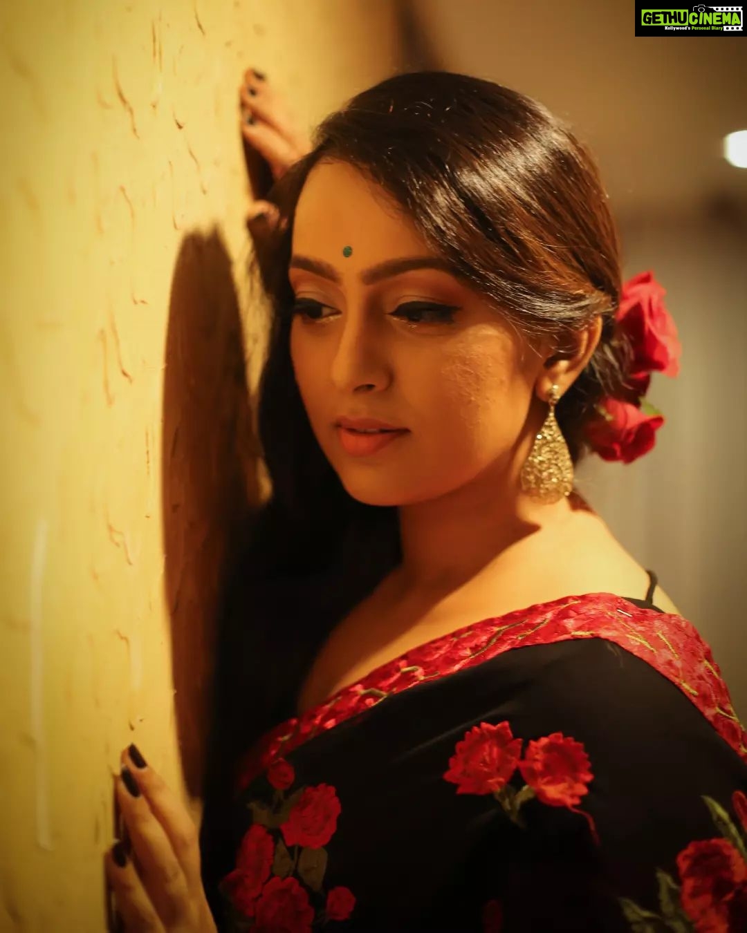 Ester Noronha Instagram - When I get old, I will not be old, I will be VINTAGE! 🥀 My dream team : MUA : @oushk_makeovers Hairstylist : @drape.n.hairbysony Photographer : @suneilgn #retro #retrostyle #oldisgold #blackandred #roses #redroses #saree #makeup #hair #hairstyle #photography #hairandmakeup #bindi #bangles #indian #southindian #fashion #vintage #neverold #smile #laughter #gratitude #lovelaughlive #livethelifeyoulove #forevergrateful #Godbless #muchlove Bangalore, Karnataka