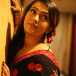 Ester Noronha Instagram - When I get old, I will not be old, I will be VINTAGE! 🥀 My dream team : MUA : @oushk_makeovers Hairstylist : @drape.n.hairbysony Photographer : @suneilgn #retro #retrostyle #oldisgold #blackandred #roses #redroses #saree #makeup #hair #hairstyle #photography #hairandmakeup #bindi #bangles #indian #southindian #fashion #vintage #neverold #smile #laughter #gratitude #lovelaughlive #livethelifeyoulove #forevergrateful #Godbless #muchlove Bangalore, Karnataka