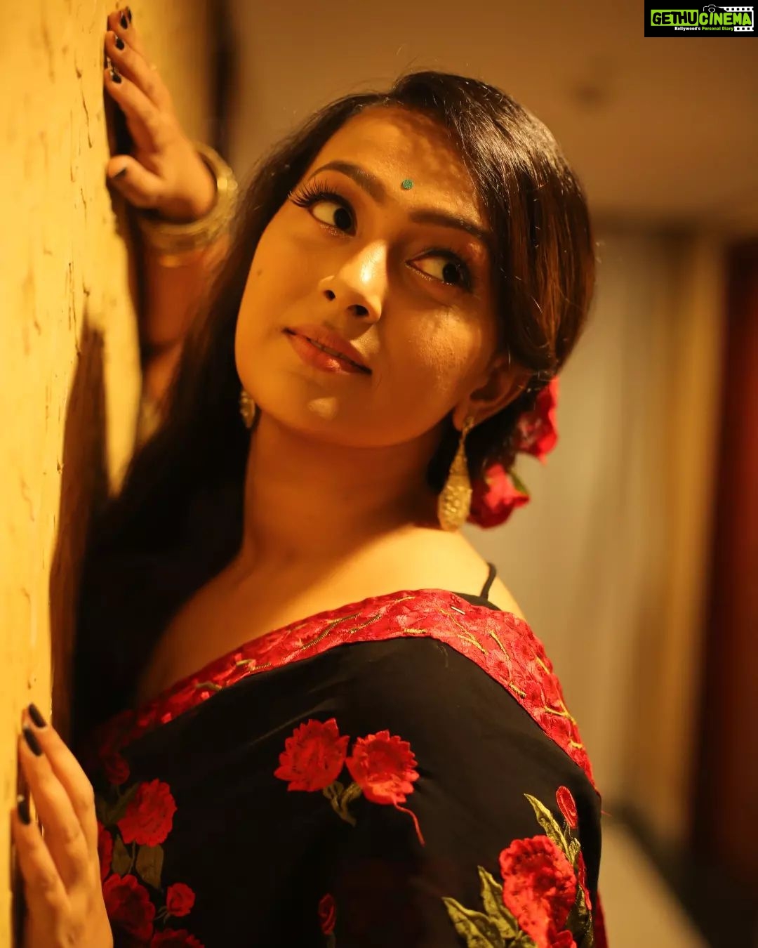 Ester Noronha Instagram - When I get old, I will not be old, I will be VINTAGE! 🥀 My dream team : MUA : @oushk_makeovers Hairstylist : @drape.n.hairbysony Photographer : @suneilgn #retro #retrostyle #oldisgold #blackandred #roses #redroses #saree #makeup #hair #hairstyle #photography #hairandmakeup #bindi #bangles #indian #southindian #fashion #vintage #neverold #smile #laughter #gratitude #lovelaughlive #livethelifeyoulove #forevergrateful #Godbless #muchlove Bangalore, Karnataka