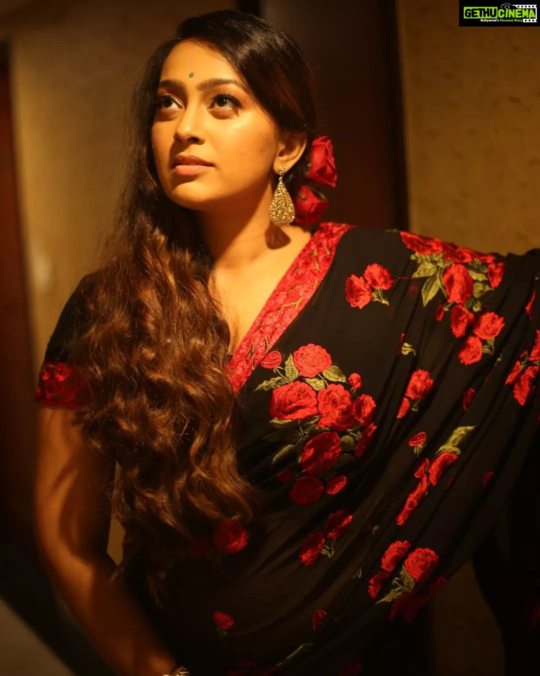 Ester Noronha Instagram - When I get old, I will not be old, I will be VINTAGE! 🥀 My dream team : MUA : @oushk_makeovers Hairstylist : @drape.n.hairbysony Photographer : @suneilgn #retro #retrostyle #oldisgold #blackandred #roses #redroses #saree #makeup #hair #hairstyle #photography #hairandmakeup #bindi #bangles #indian #southindian #fashion #vintage #neverold #smile #laughter #gratitude #lovelaughlive #livethelifeyoulove #forevergrateful #Godbless #muchlove Bangalore, Karnataka