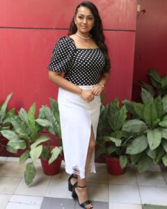 Ester Noronha Instagram - Elegance must be the right combination of  Distinction, Naturalness, Care and Simplicity...🖤

MUA : @pawar3496
 
#aboutyesterday #rangbharebaadalse #hindimovie #pressmeet #mumbai #nofilter #hairstyle #makeup #costume #smile #elegance #distinction #naturalness #care #simplicity #combination #balance #blackandwhite #retrostyle #grateful #blessed #thankyou #thankyouJesus #thankyouGod #Godbless #muchlove